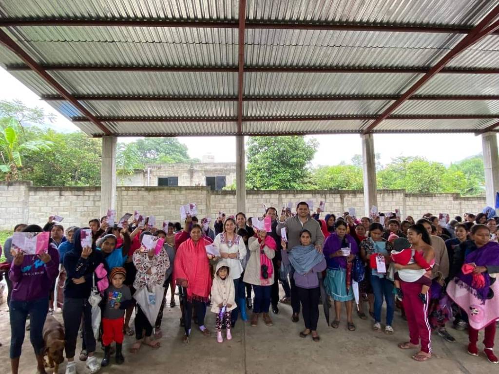 Suman y refredan apoyo a Sayonara Vargas en&nbsp;Huazalingo