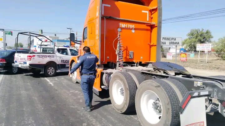Recuperan tractocamión y semi remolques en&nbsp;Tolcayuca