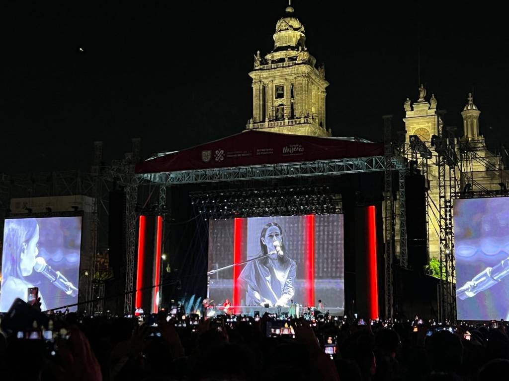 Julieta Venegas agasaja en el&nbsp;Zócalo
