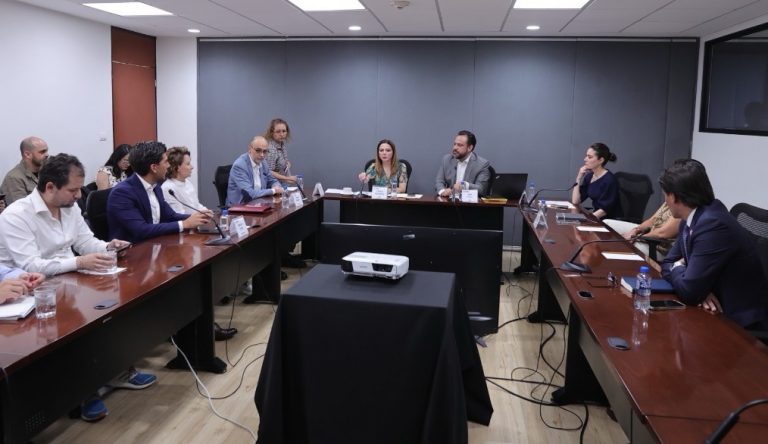 Denise Maerker y Manuel López San Martín reciben preguntas para el primer&nbsp;debate