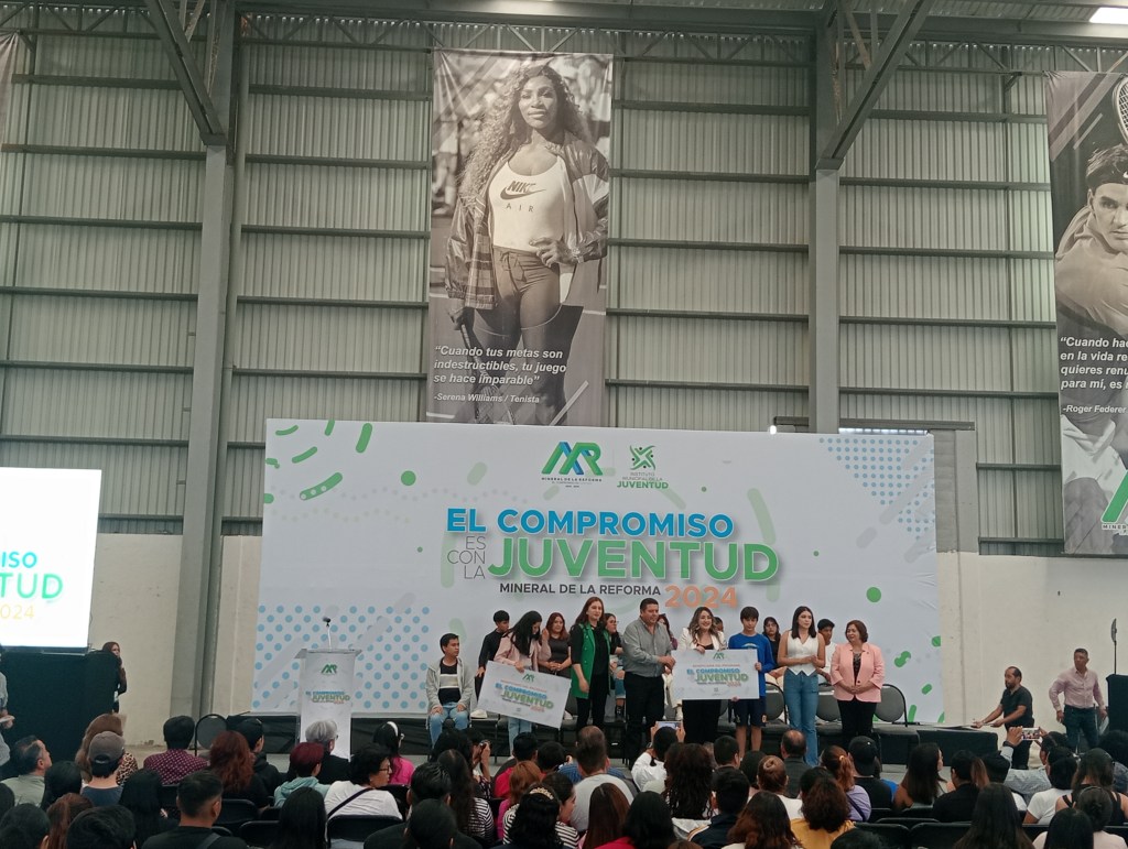 Mineral de la Reforma entrega 400 becas a&nbsp;jóvenes